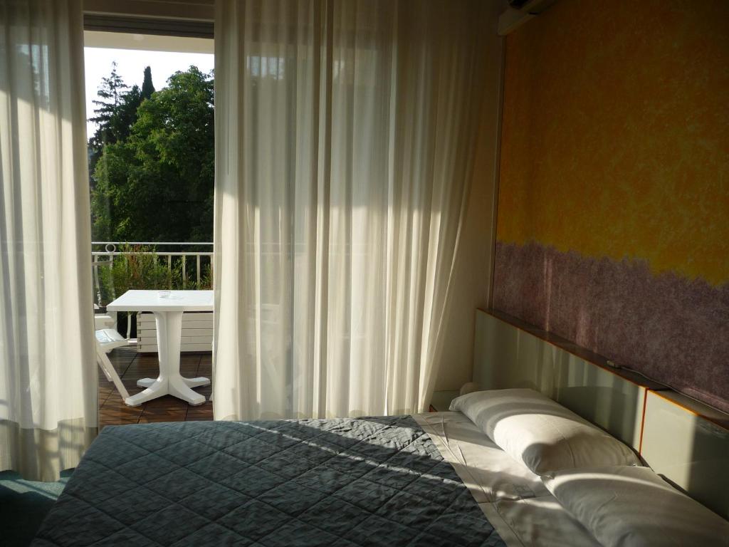 Camera da letto Hotel Luna a Sirmione lago di Garda